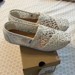 Toms white lace leaves size 8